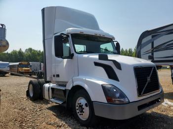  Salvage Volvo Vn