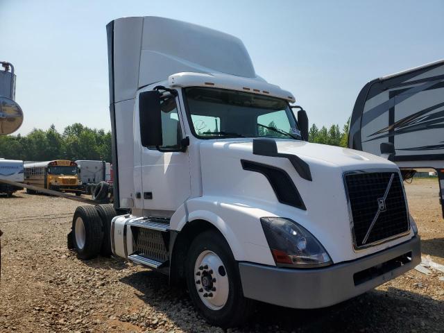  Salvage Volvo Vn