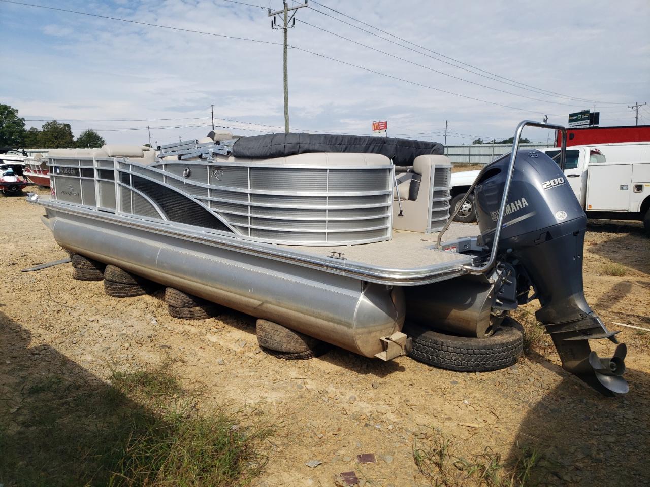 Bennington Marine Pontoon Image 6