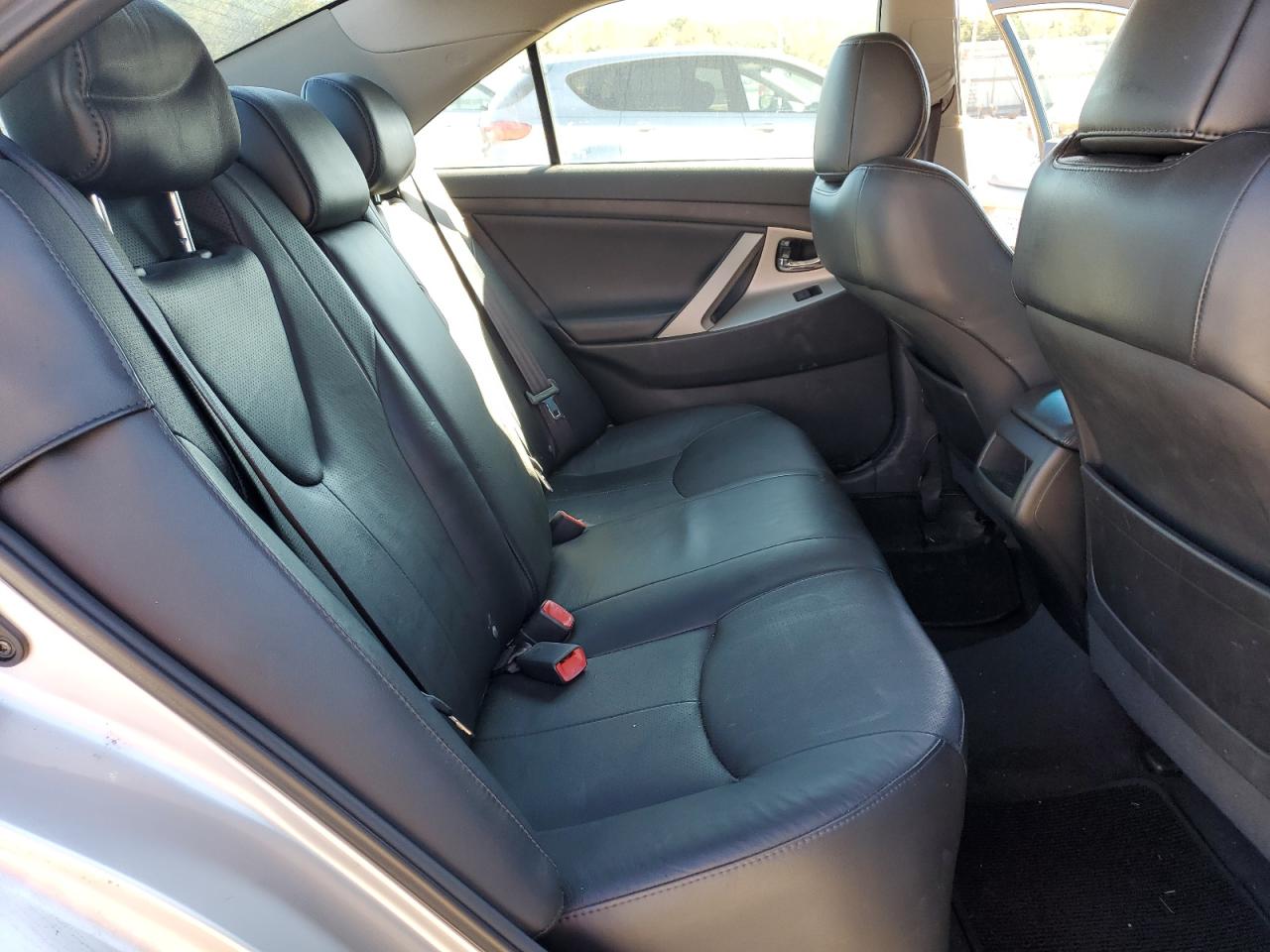 Toyota Camry Le Image 12