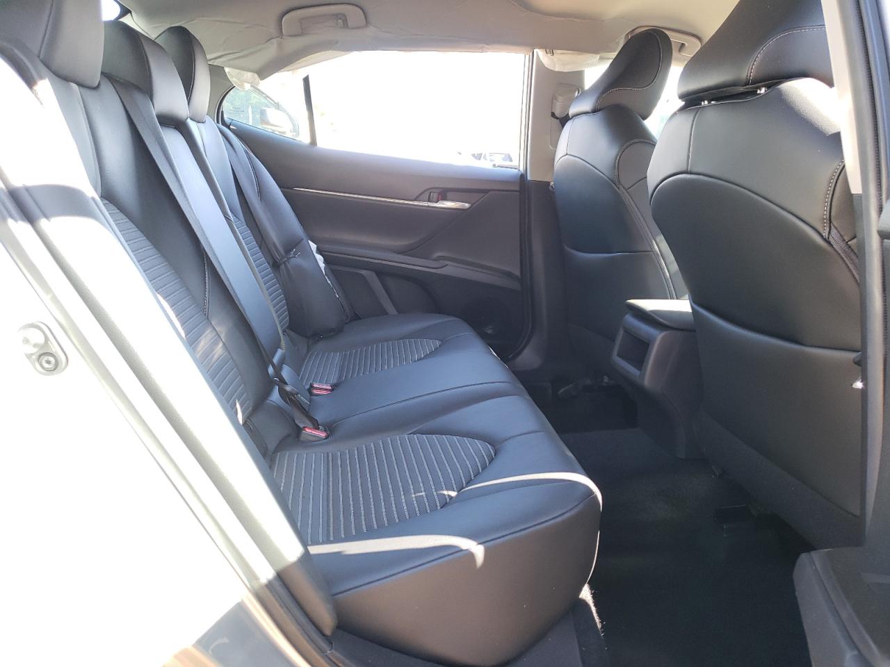 Toyota Camry Se Image 10