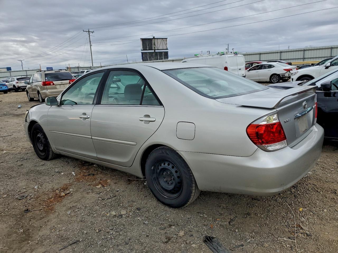 Toyota Camry Le Image 4