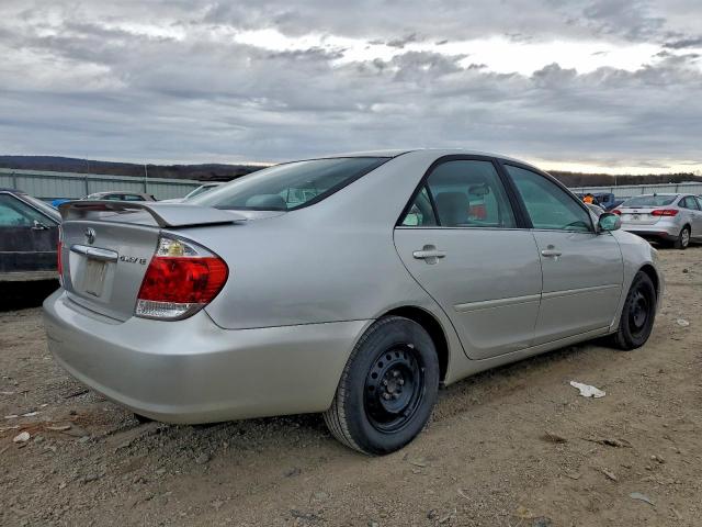 Toyota Camry Le Image 5