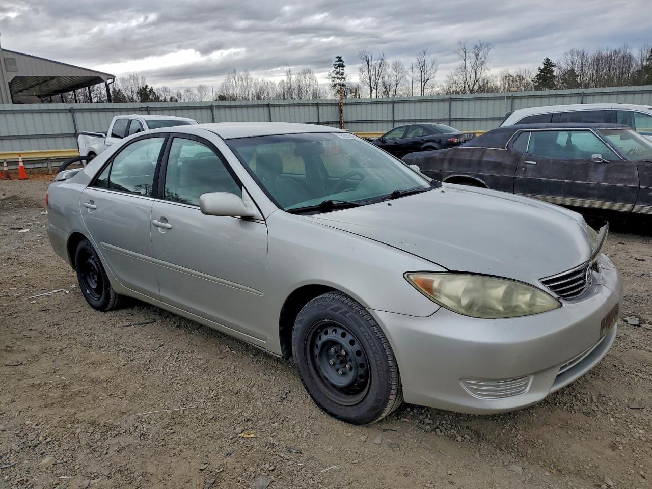 Toyota Camry Le Image 9