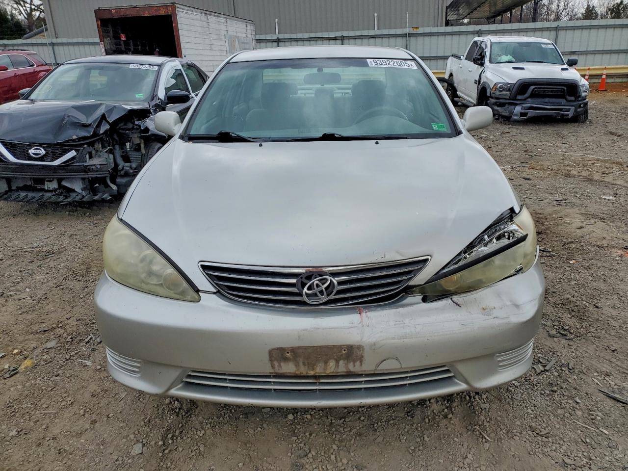Toyota Camry Le Image 6