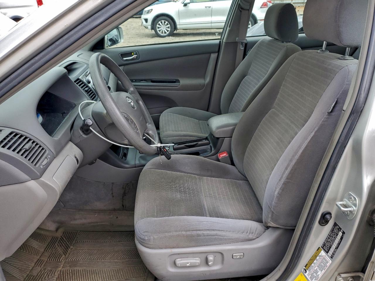 Toyota Camry Le Image 10