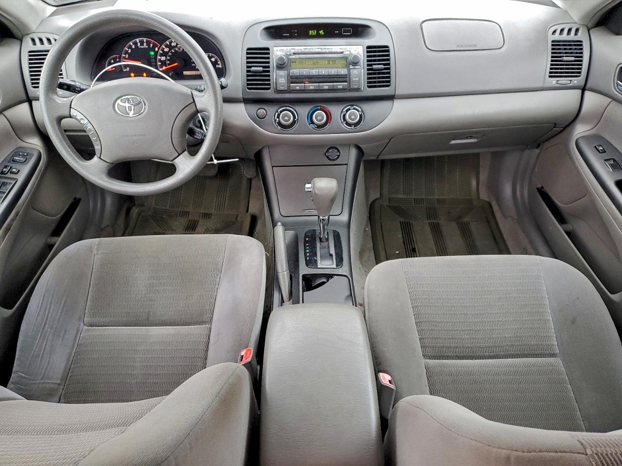 Toyota Camry Le Image 7