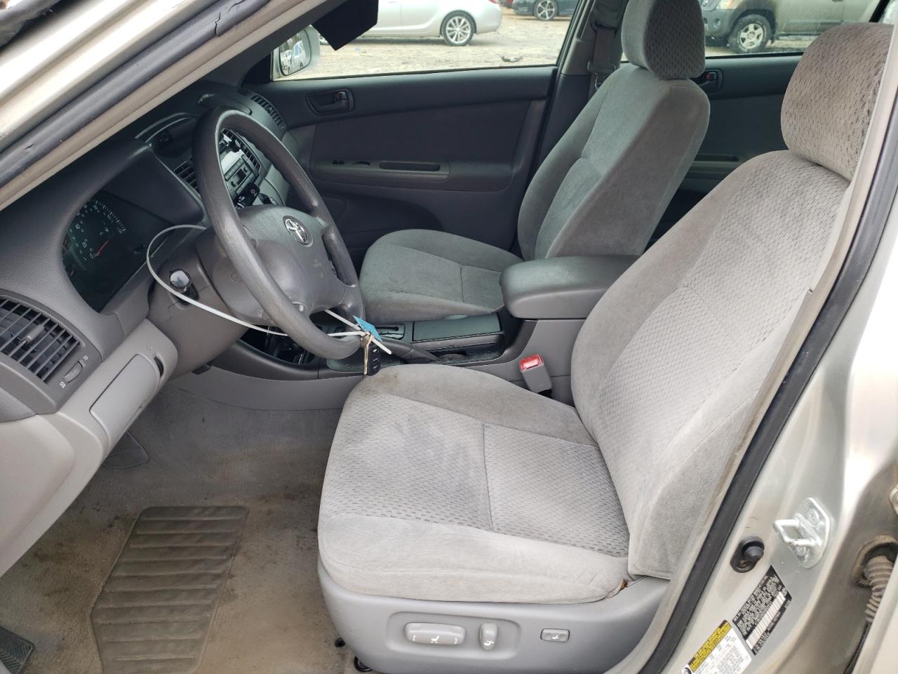 Toyota Camry Le Image 7