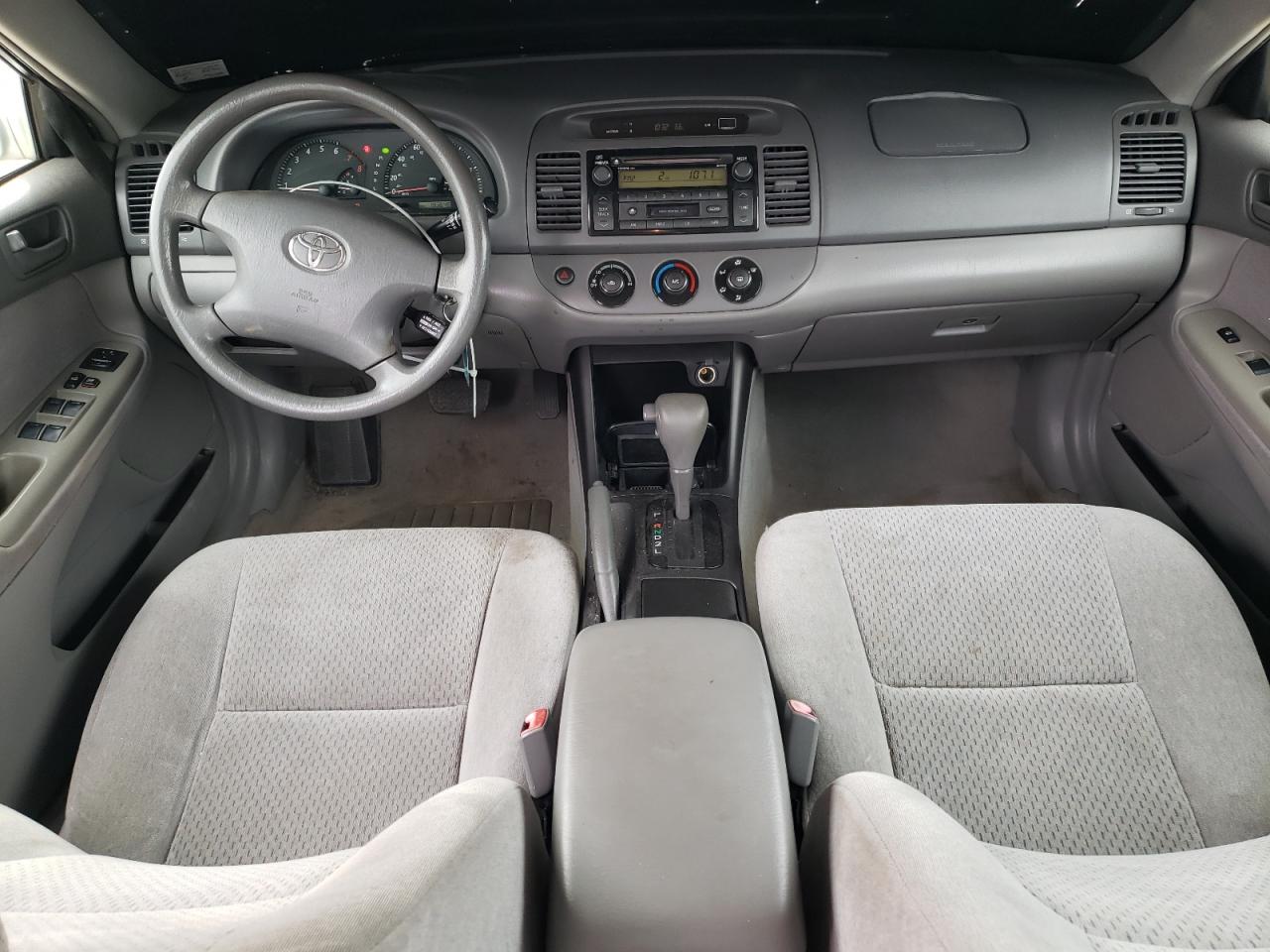 Toyota Camry Le Image 9