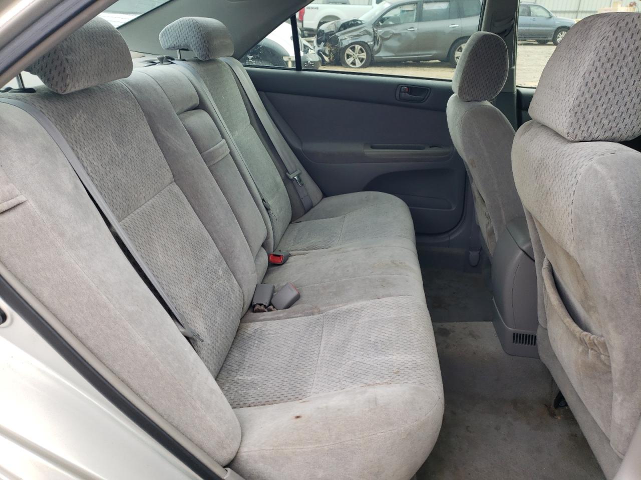 Toyota Camry Le Image 11