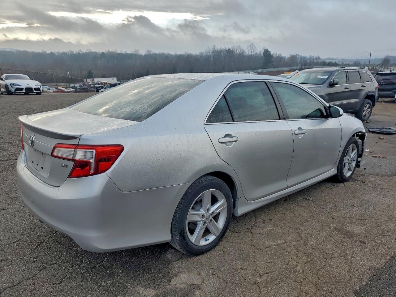 Toyota Camry L Image 3