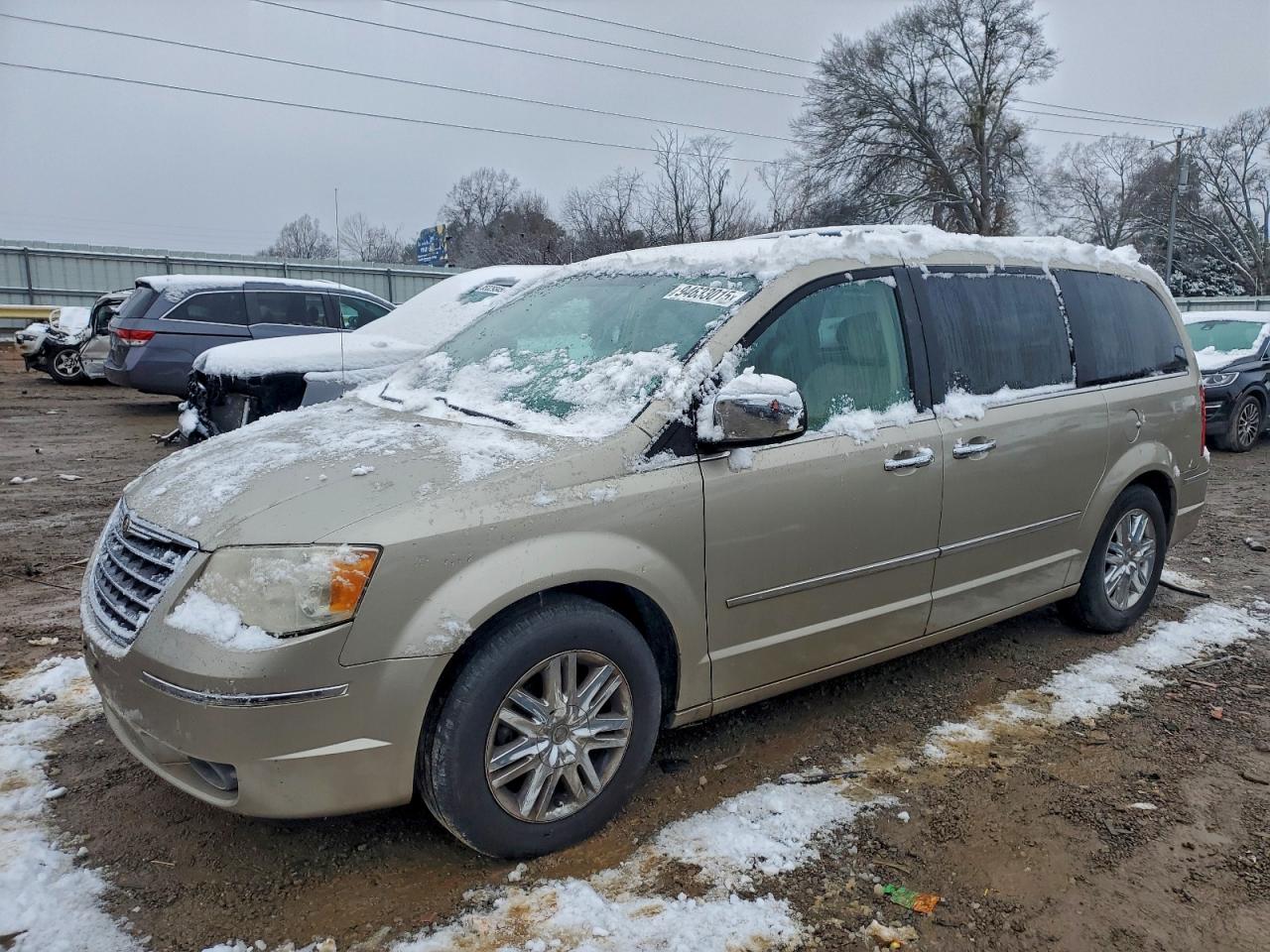 Chrysler Minivan Limited Image 1