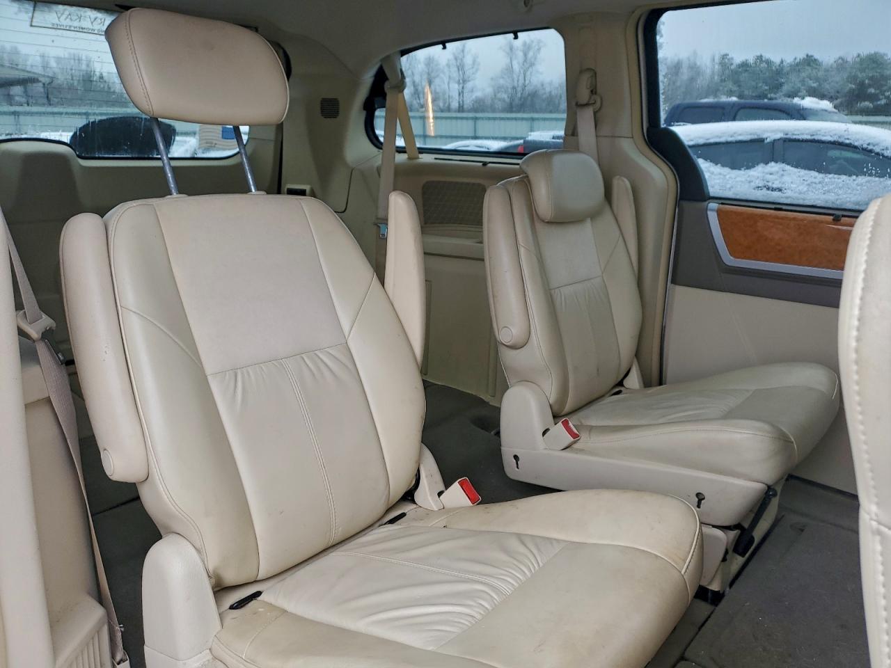 Chrysler Minivan Limited Image 11