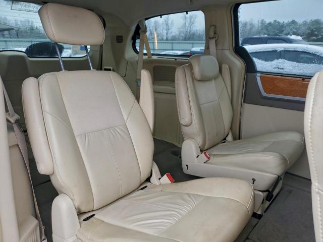 Chrysler Minivan Limited Image 11