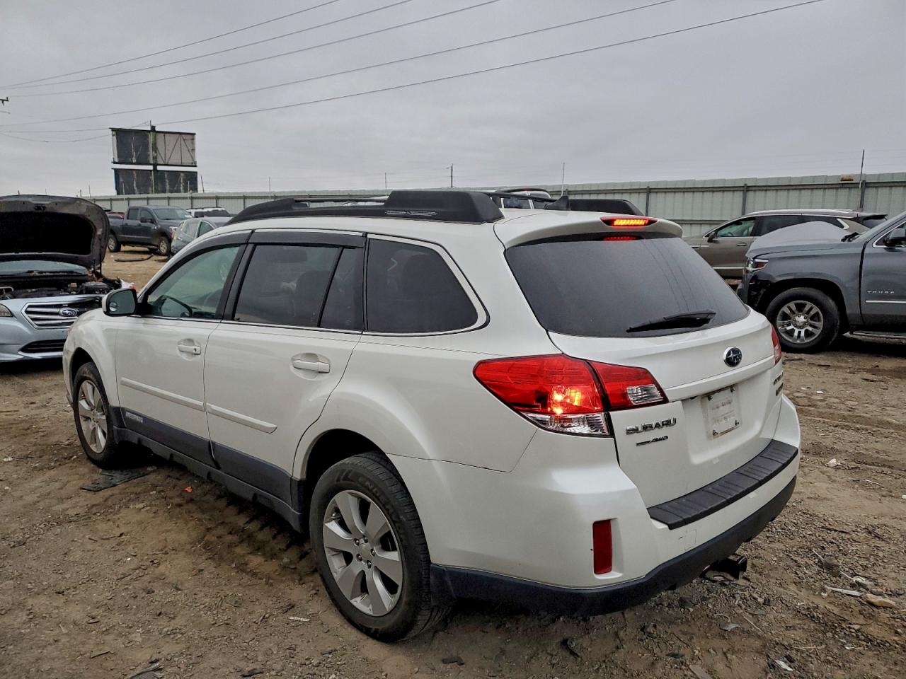 Subaru Outback 2.5i Limited Image 3