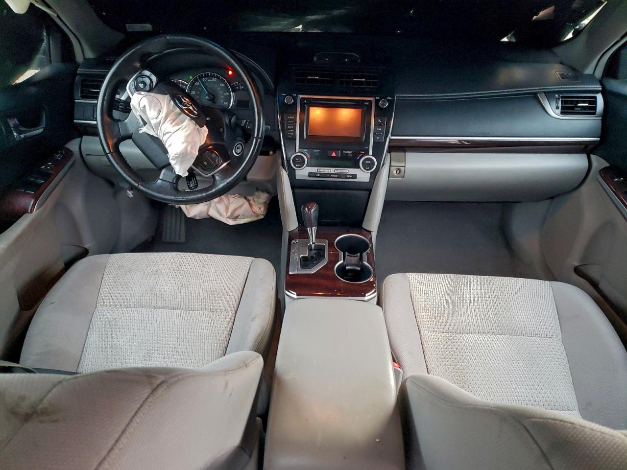 Toyota Camry L Image 10