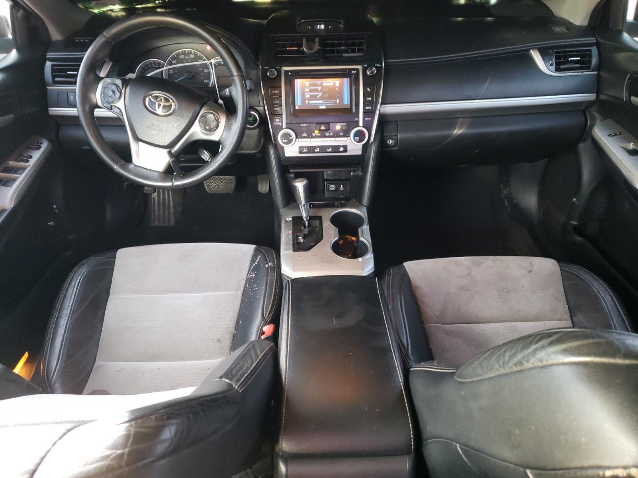 Toyota Camry Se Image 8