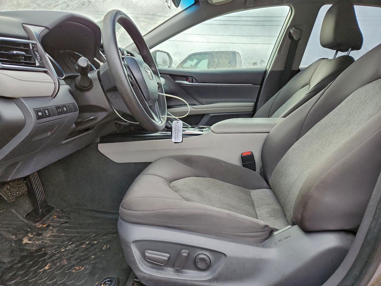 Toyota Camry Le Image 4