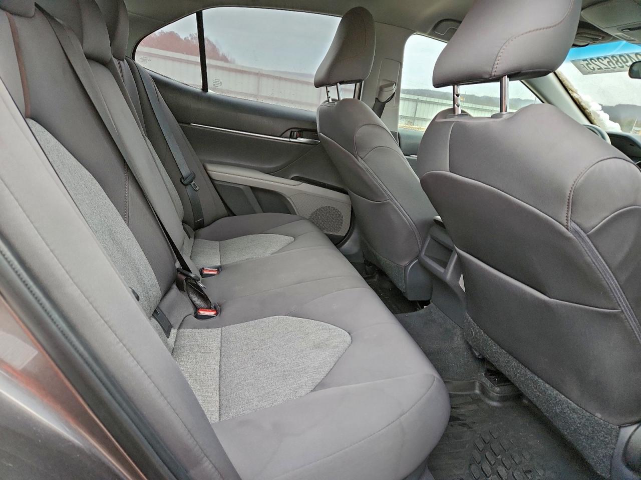 Toyota Camry Le Image 11