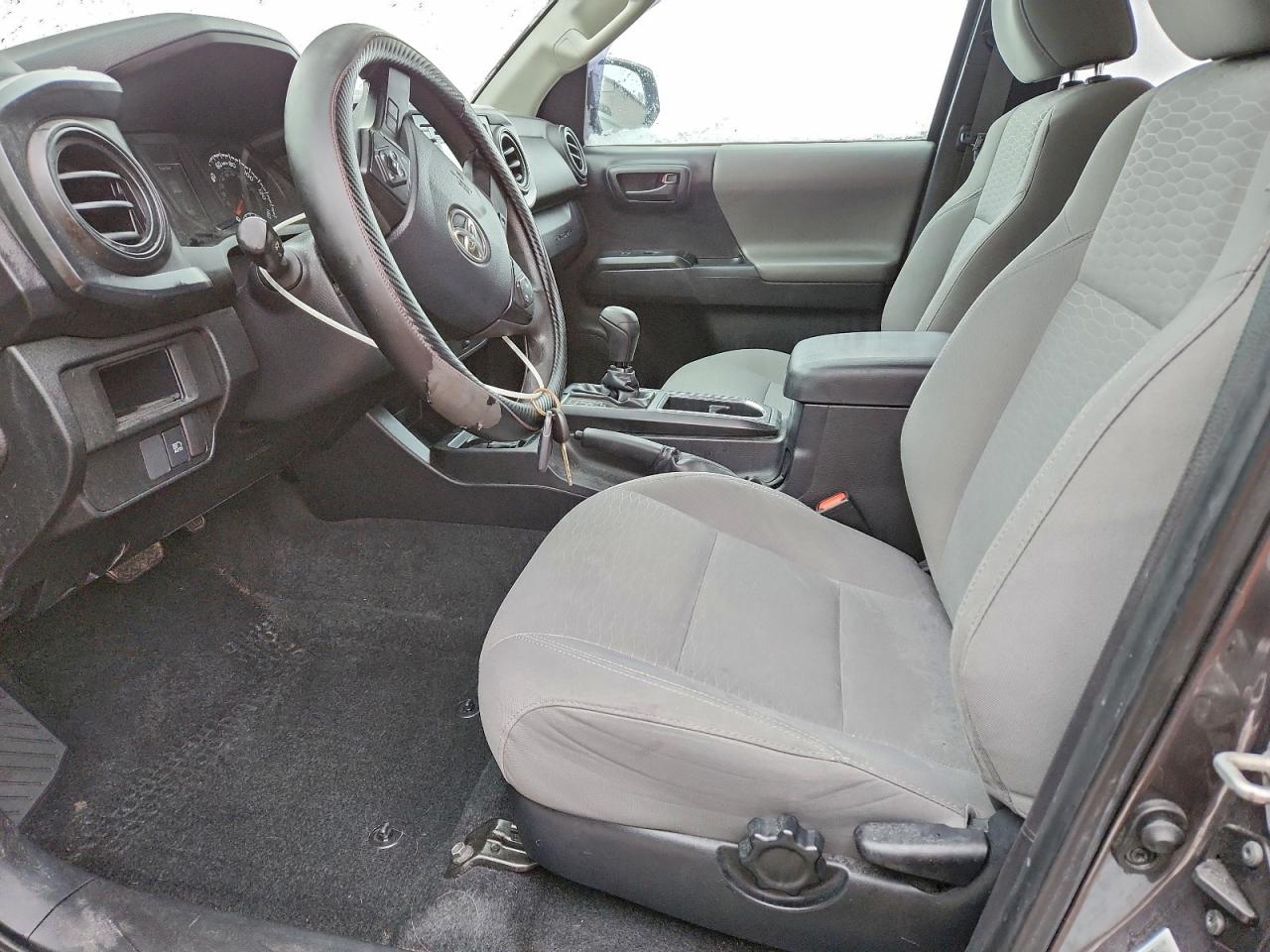 Toyota Tacoma Access Cab Image 3