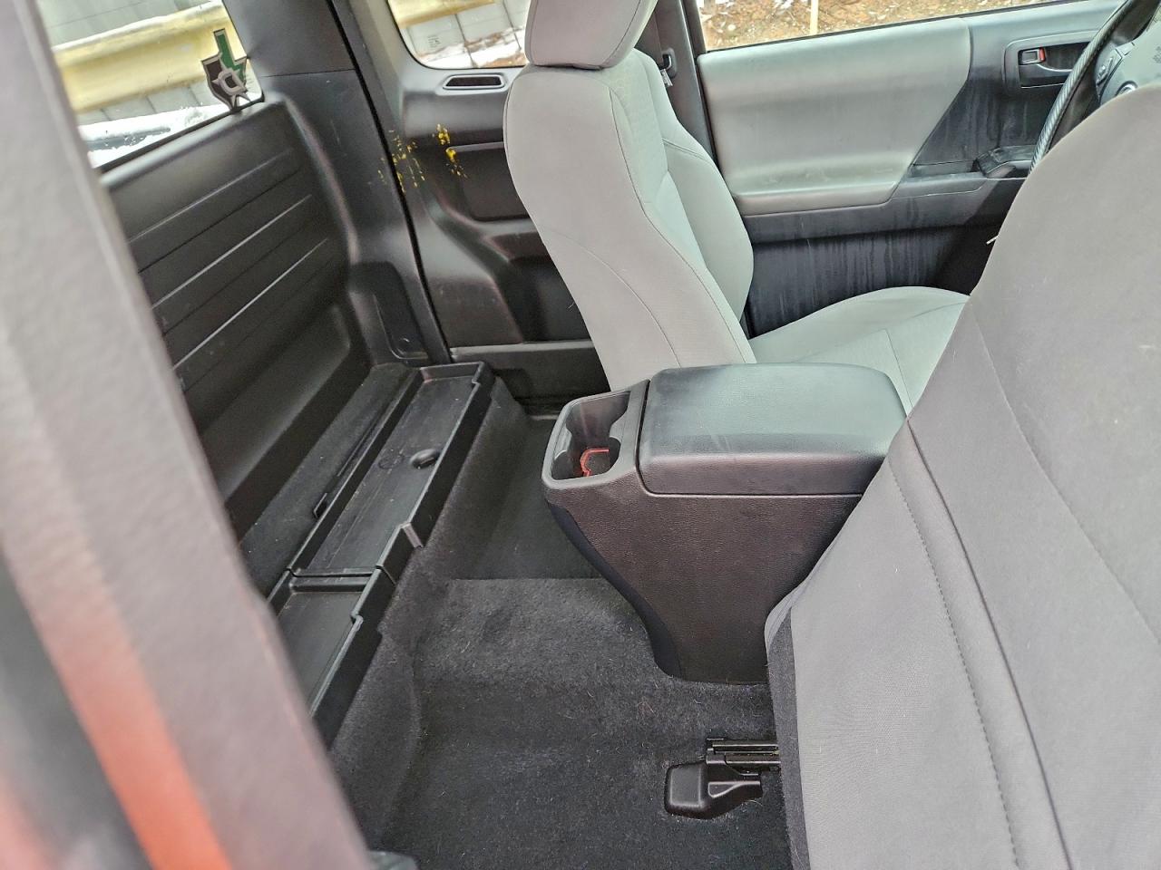 Toyota Tacoma Access Cab Image 8