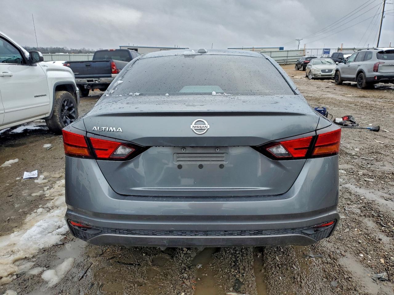 Nissan Altima S Image 6