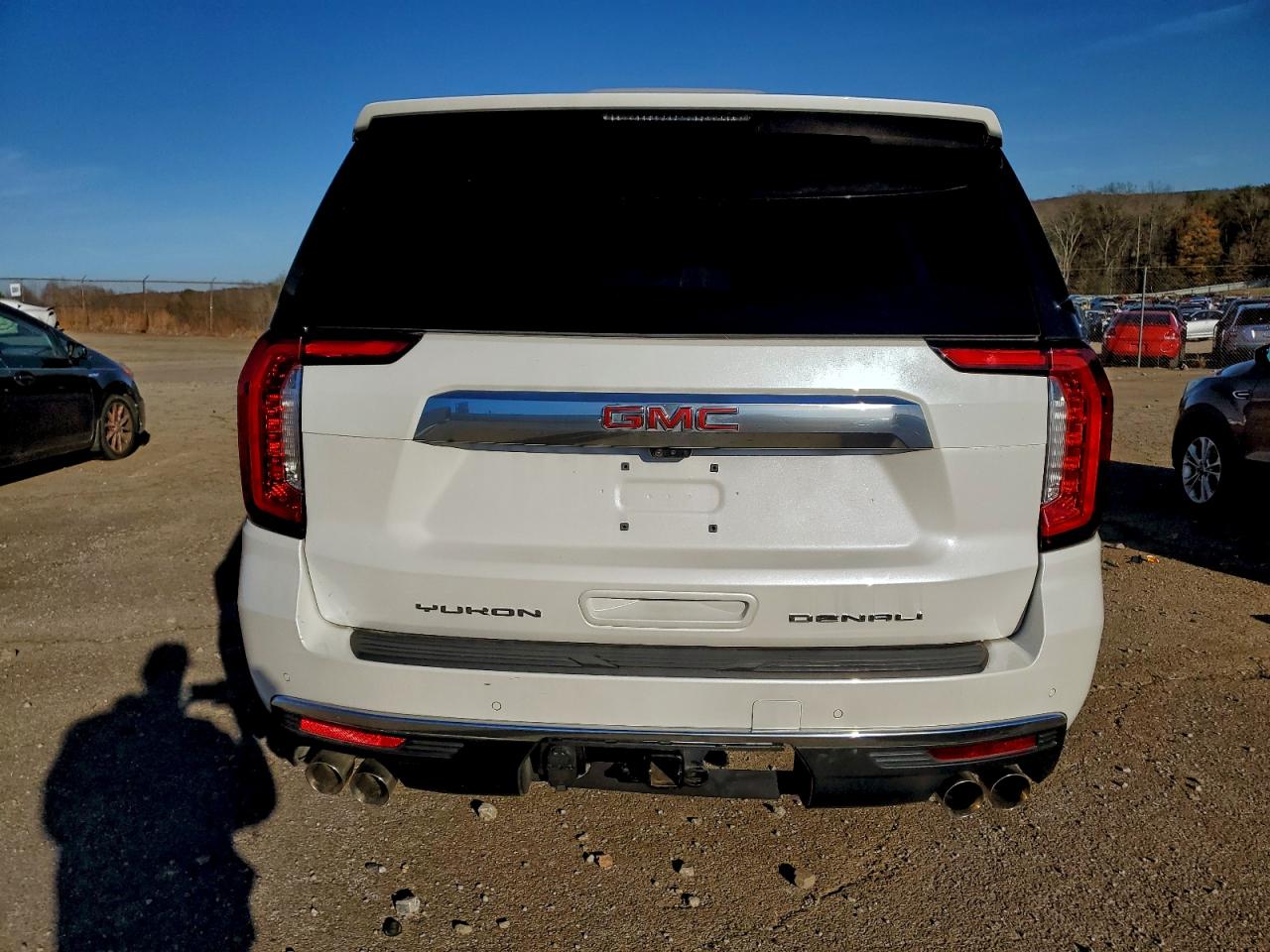 GMC Yukon Denali Image 5