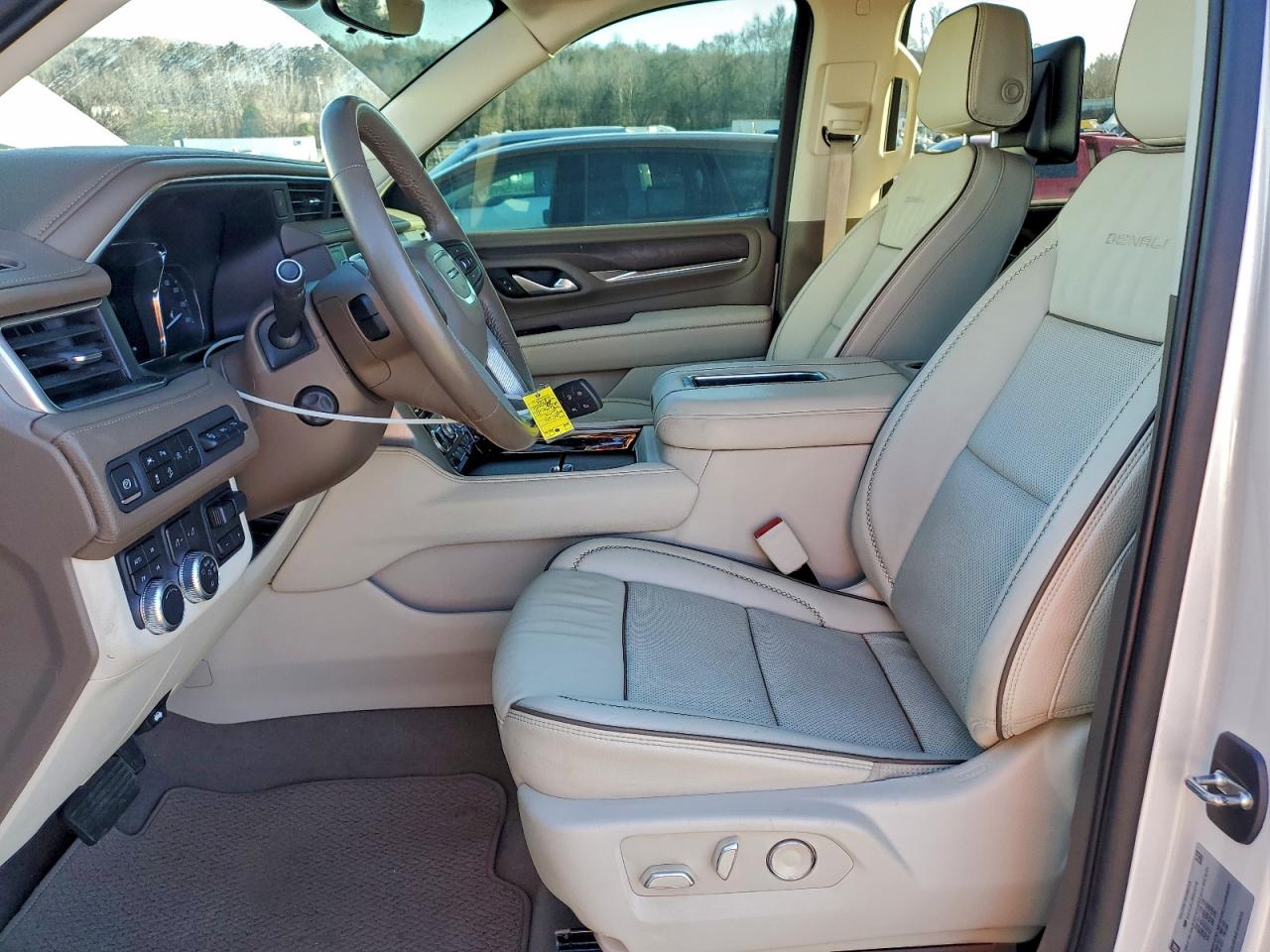 GMC Yukon Denali Image 4