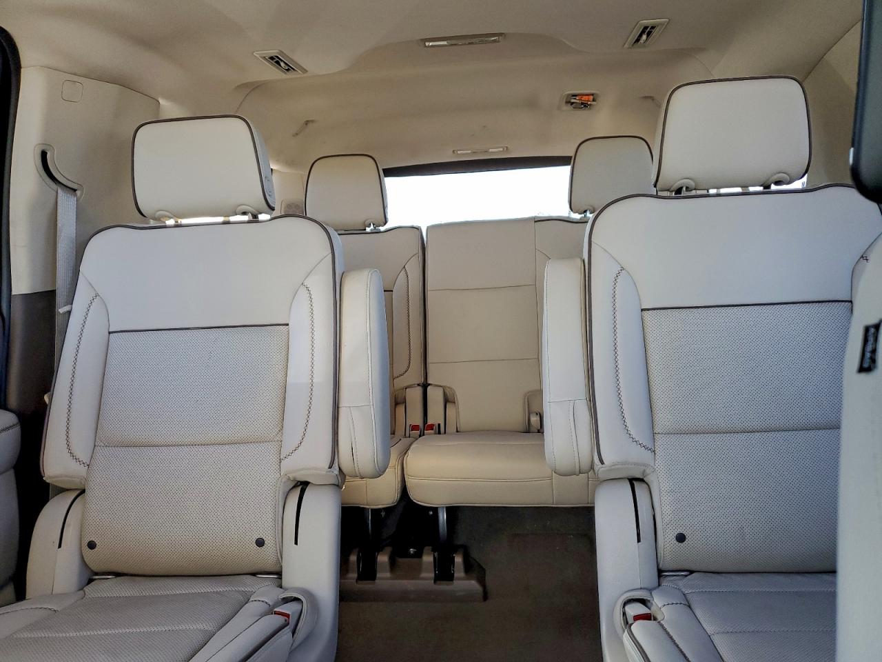 GMC Yukon Denali Image 11