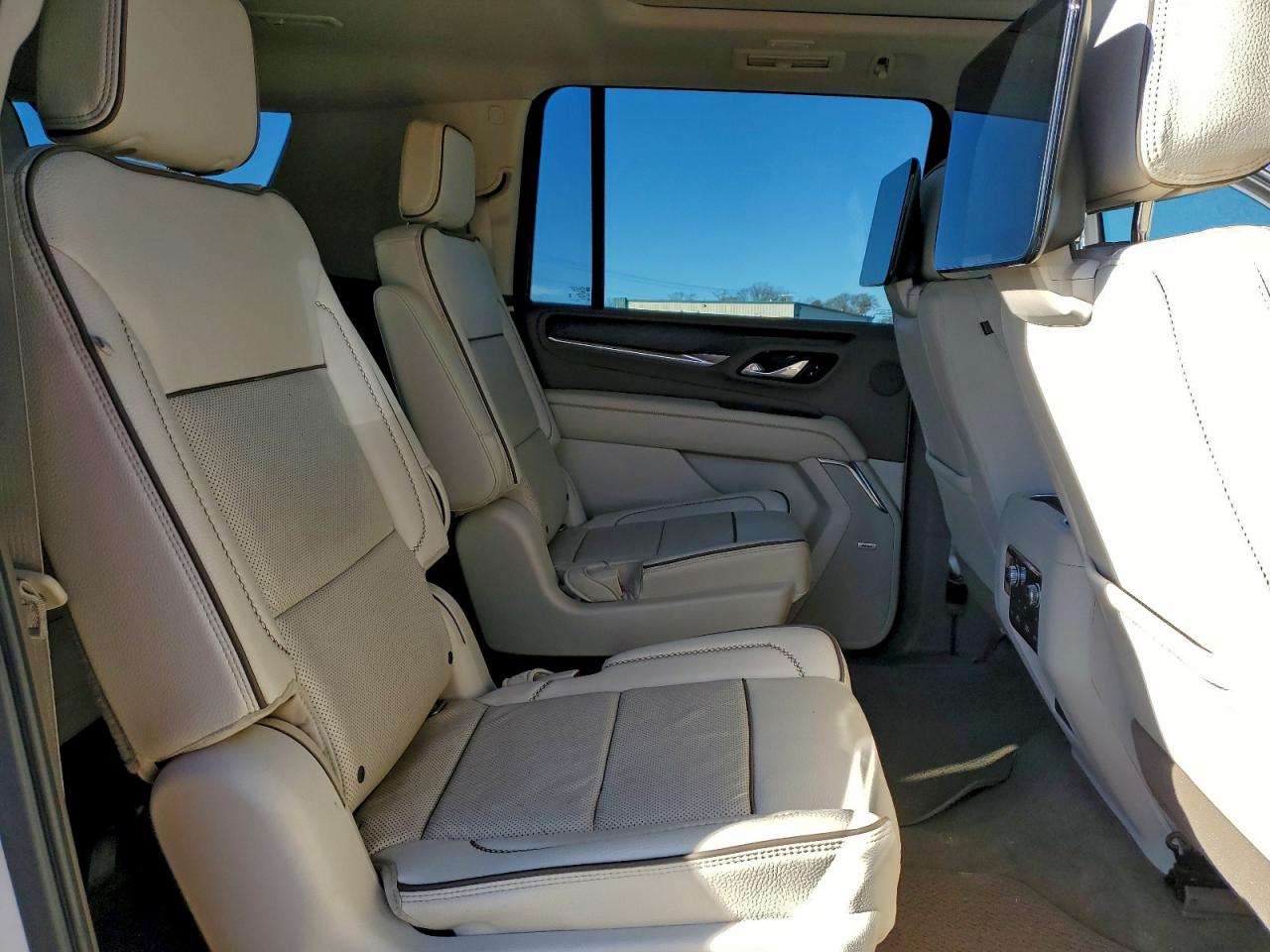 GMC Yukon Denali Image 7