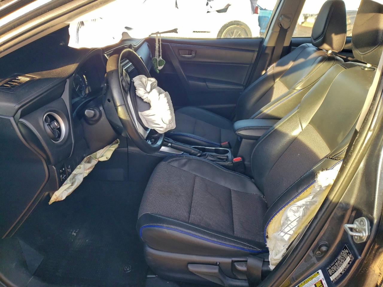 Toyota Corolla L Image 4