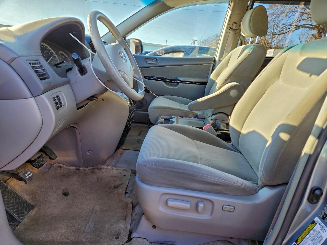 Toyota Sienna Ce Image 6