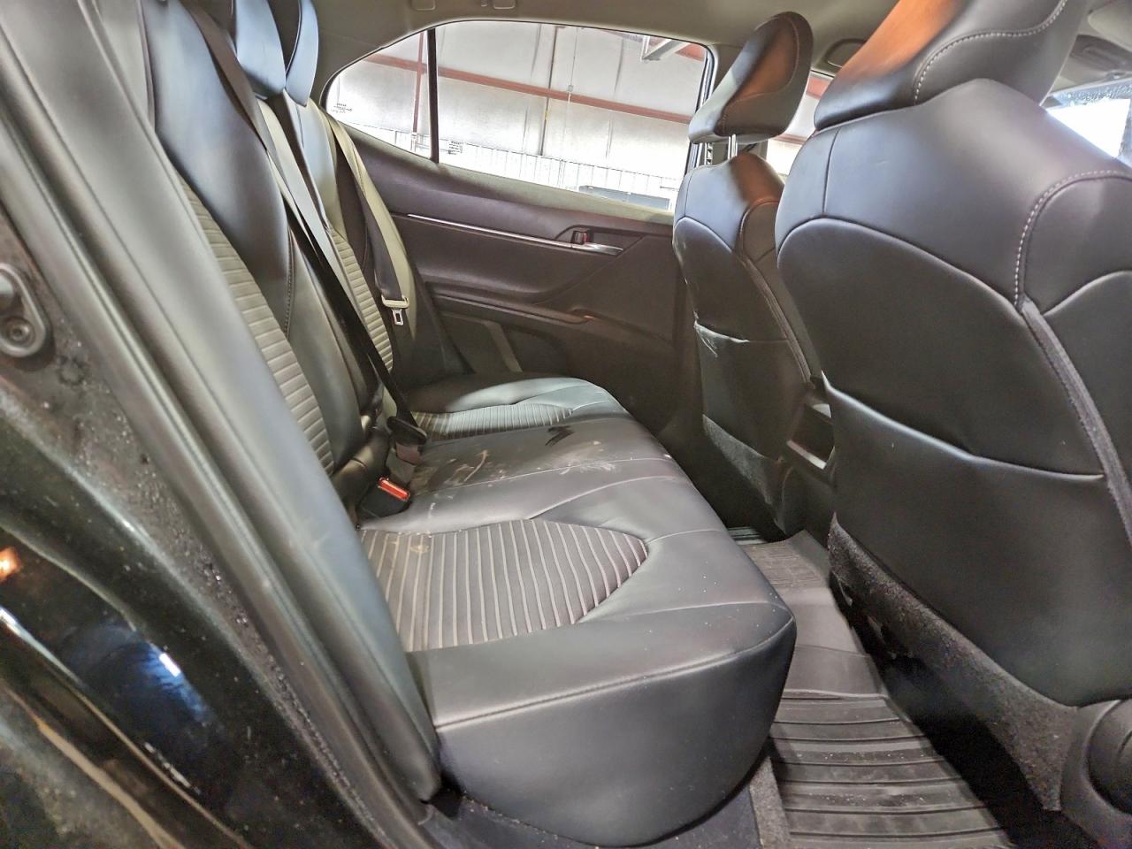 Toyota Camry Se Image 11