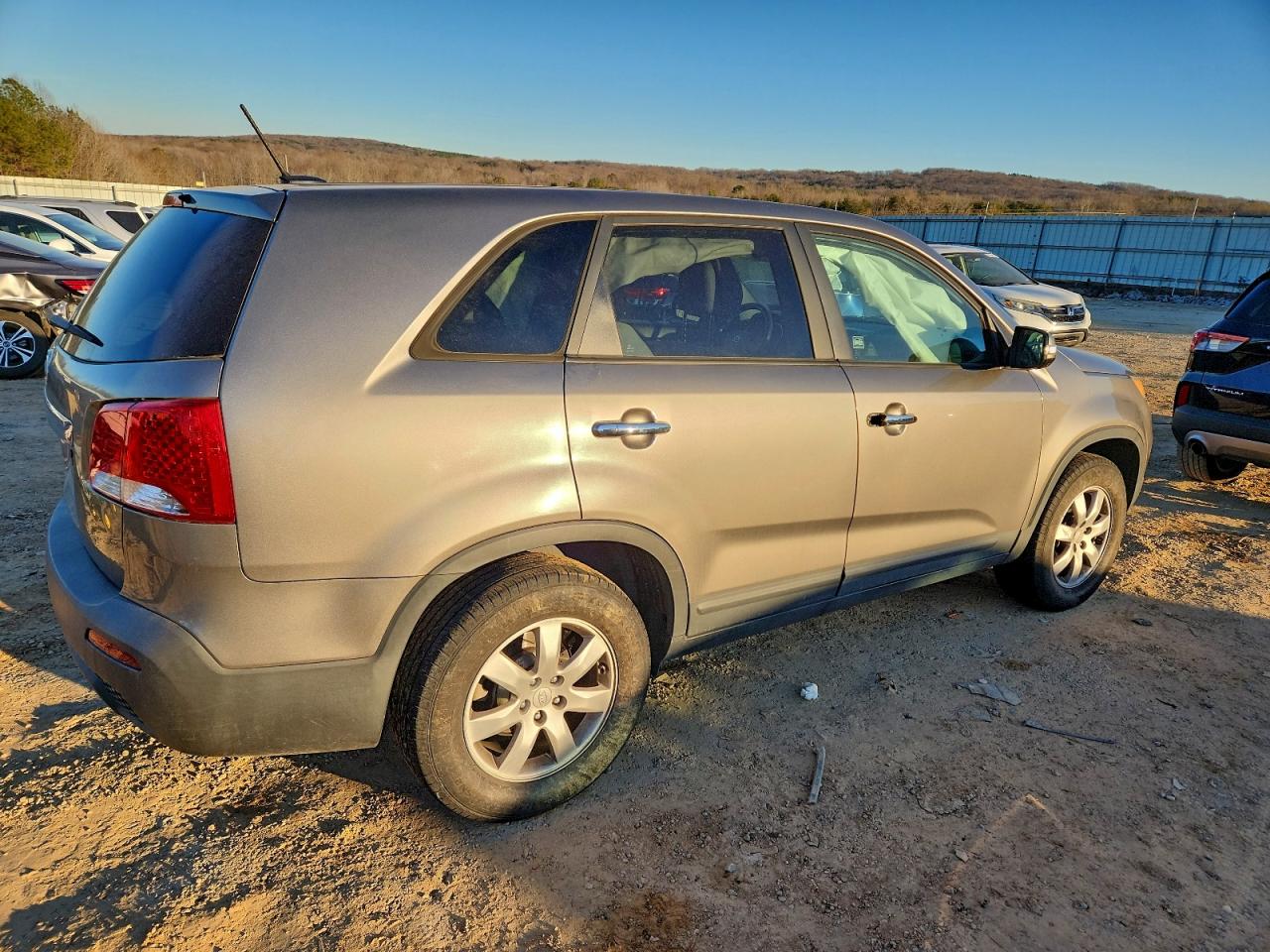 Kia Sorento Base Image 10