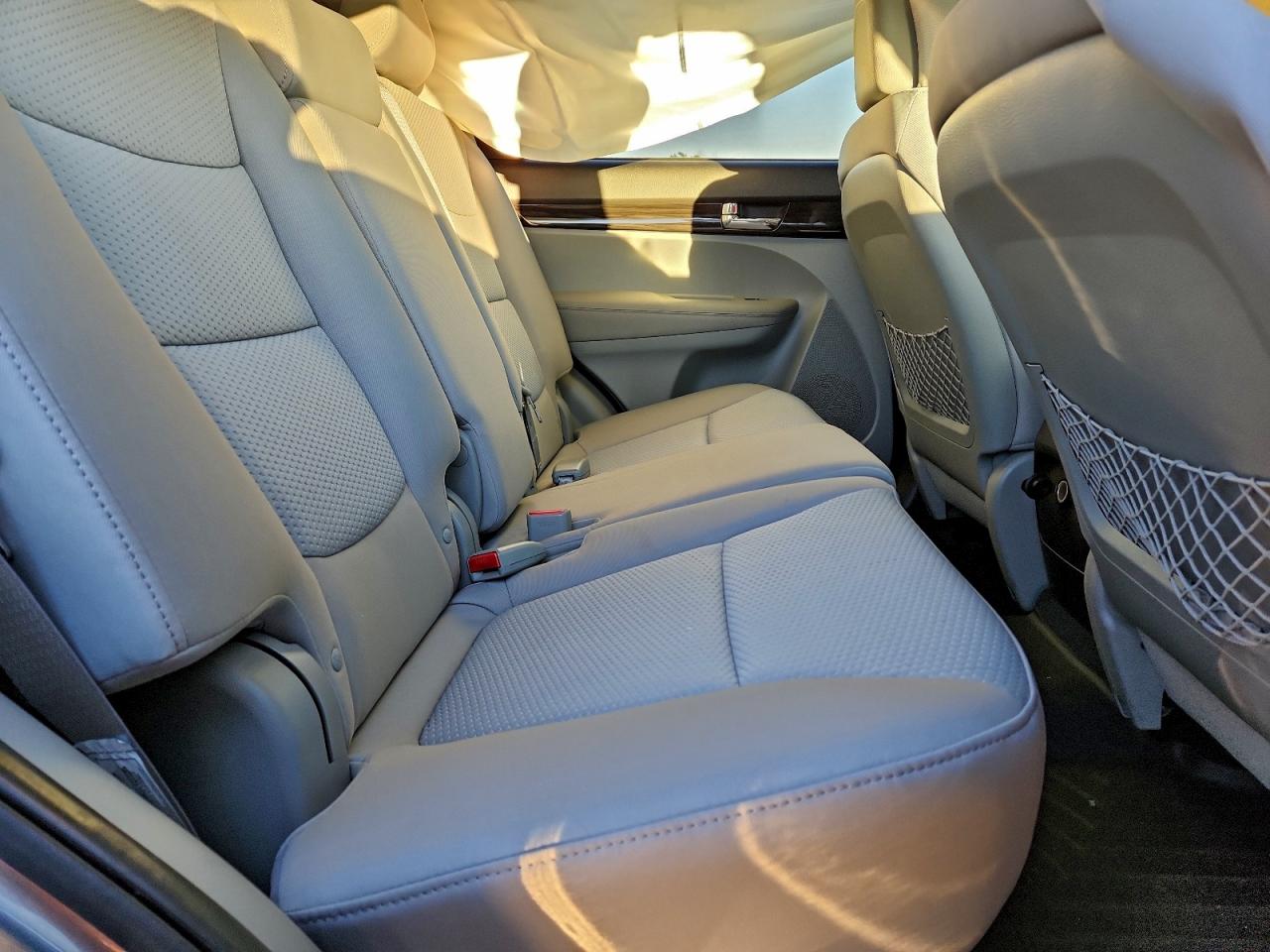 Kia Sorento Base Image 7