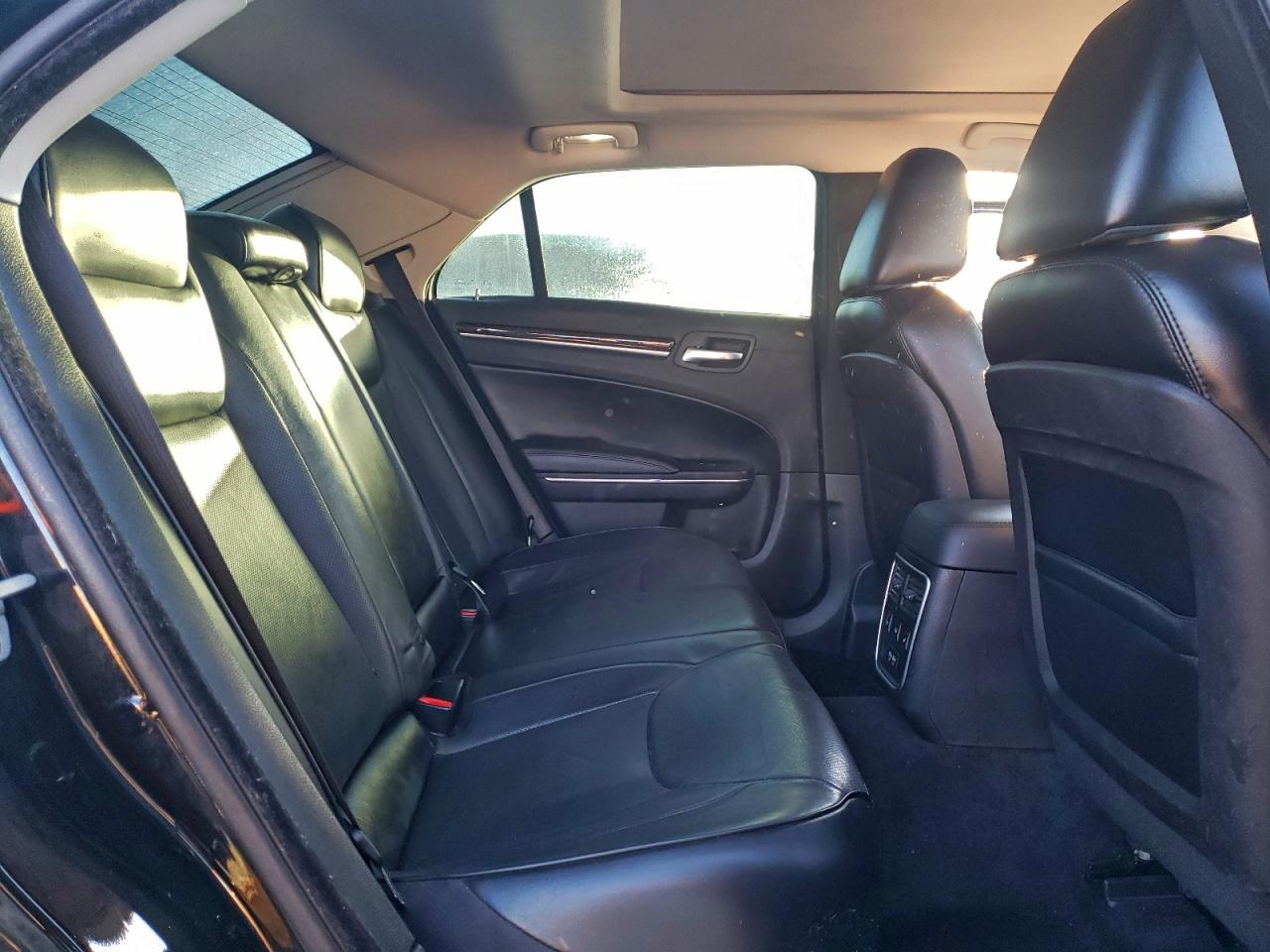 Chrysler 300 Image 8