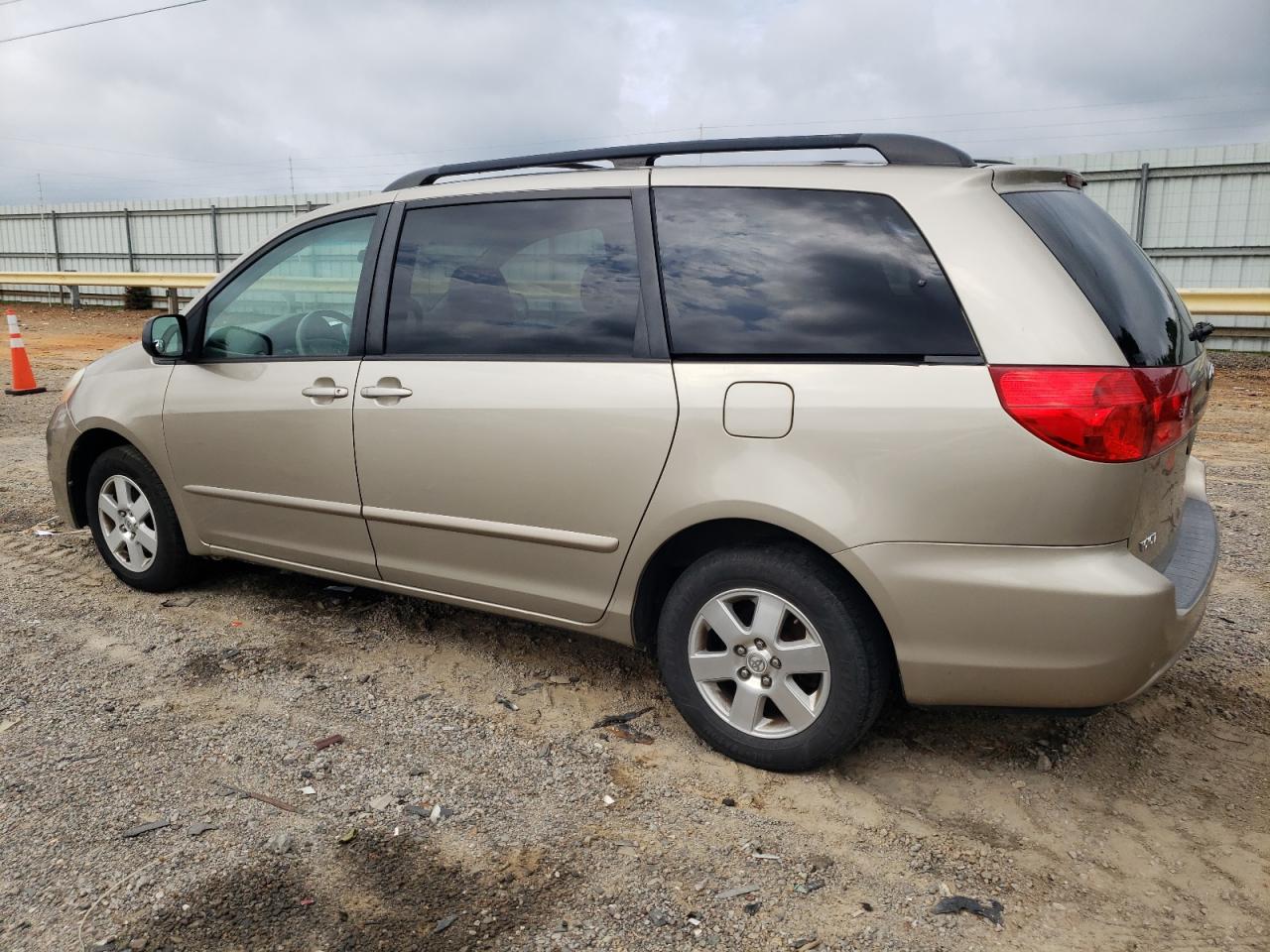 Toyota Sienna Ce Image 4