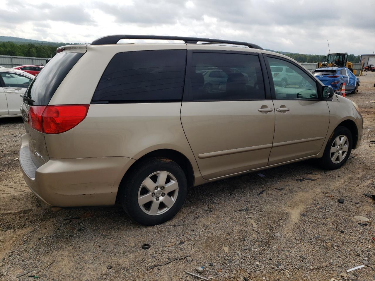 Toyota Sienna Ce Image 3