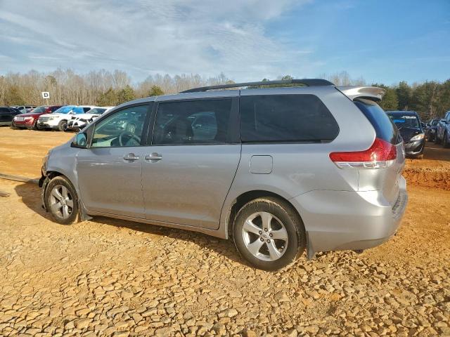 Toyota Sienna Le Image 6