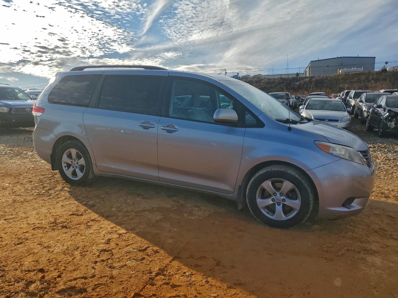 Toyota Sienna Le Image 2