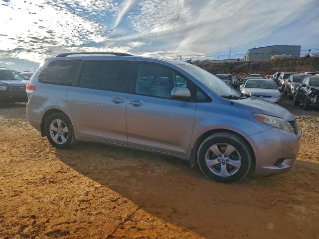 Toyota Sienna Le Image 2