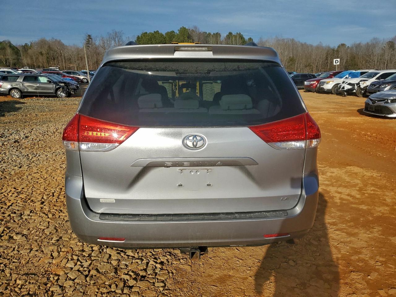 Toyota Sienna Le Image 3