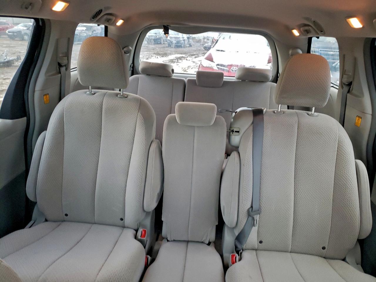 Toyota Sienna Le Image 12