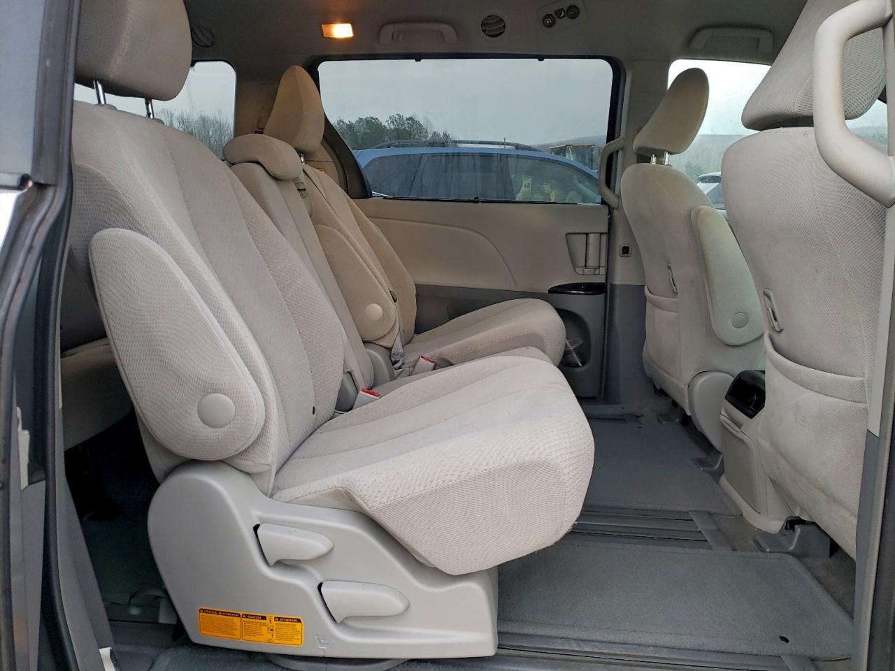 Toyota Sienna Le Image 4