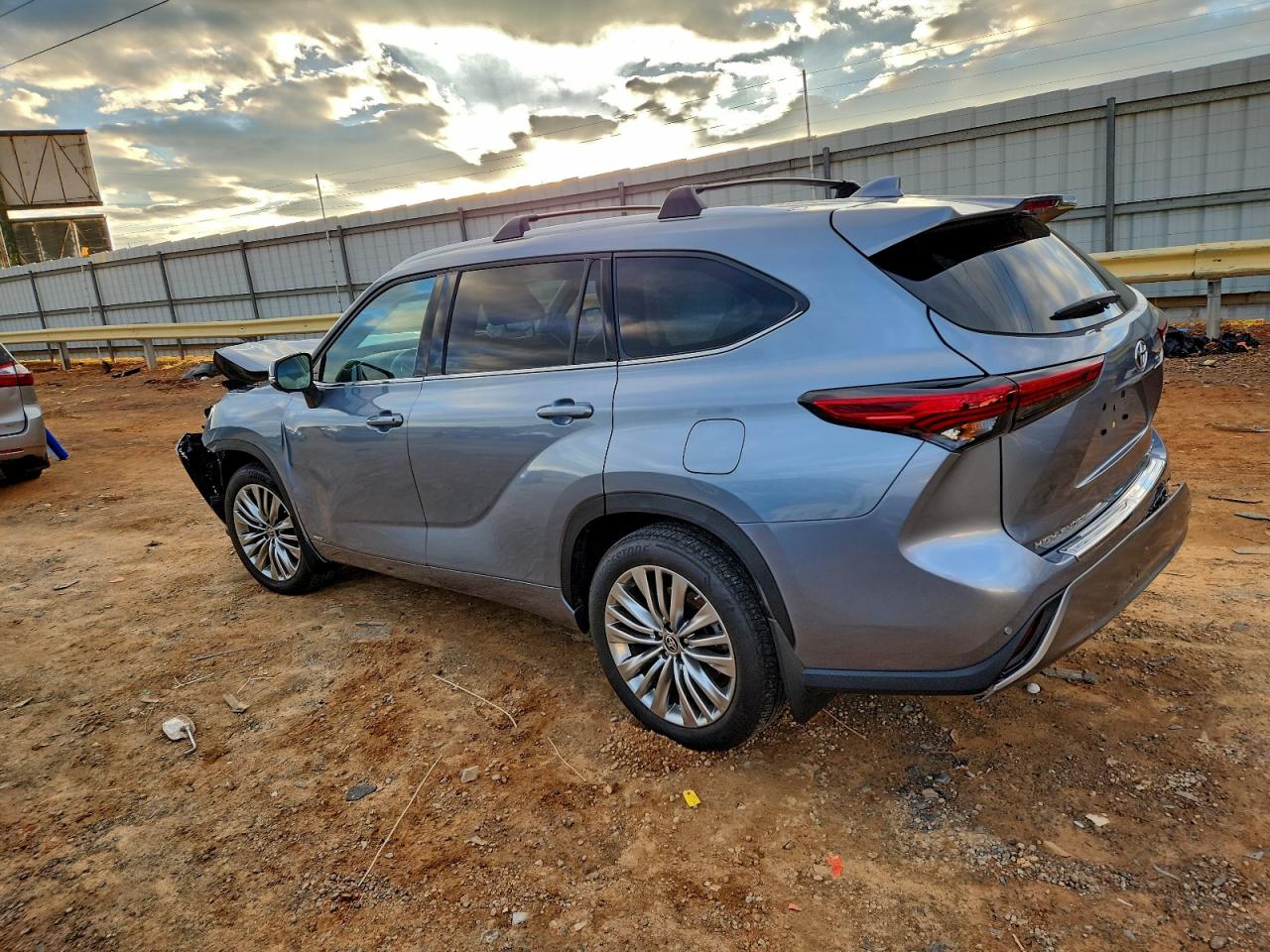 Toyota Highlander Hybrid Limited Image 2