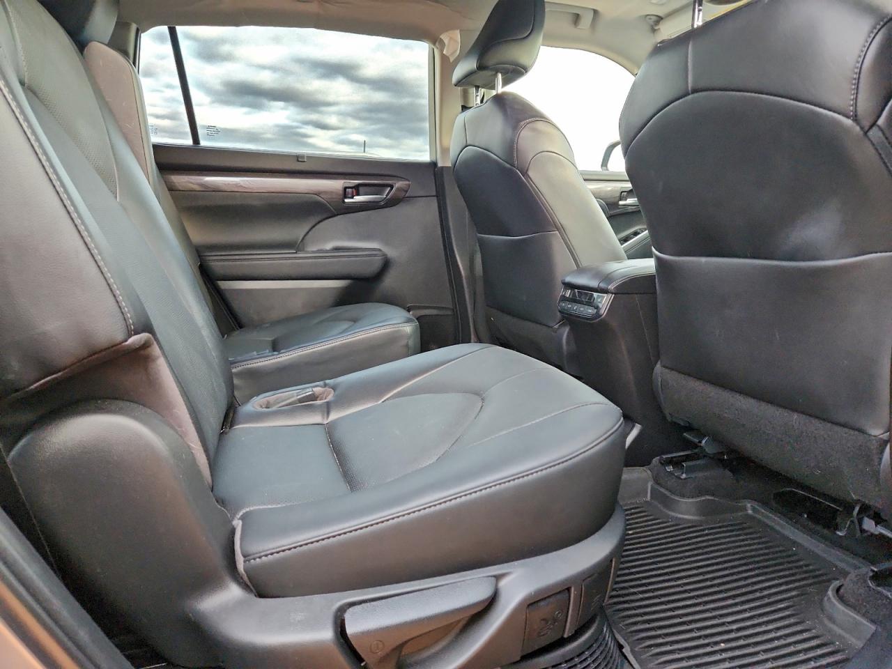 Toyota Highlander Hybrid Limited Image 13