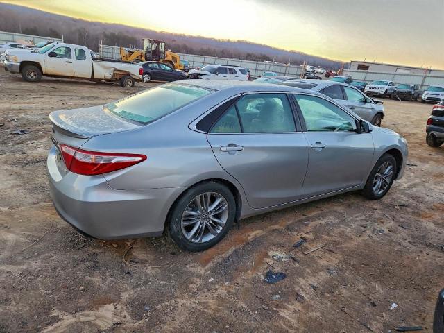 Toyota Camry Le Image 6