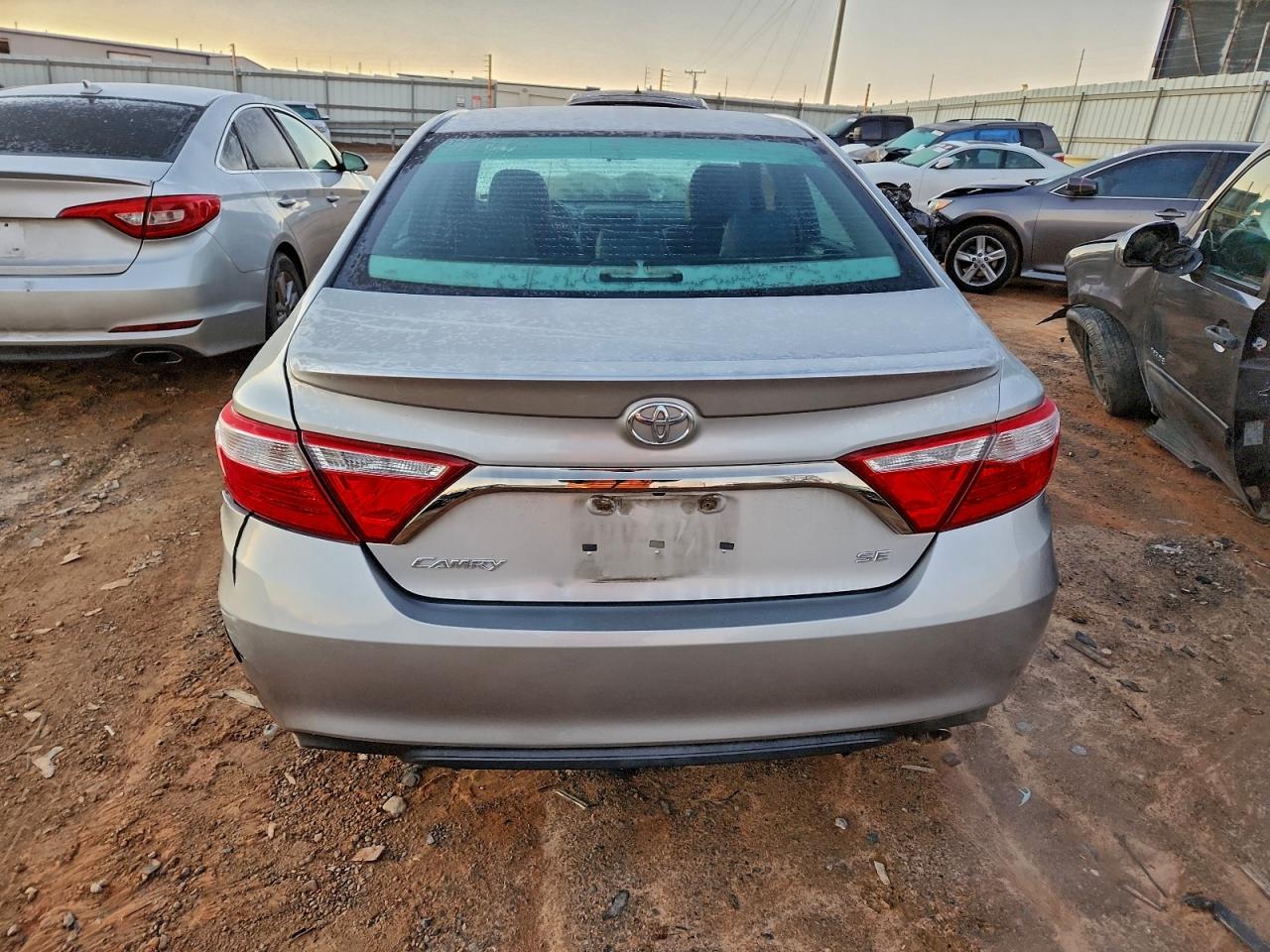 Toyota Camry Le Image 9
