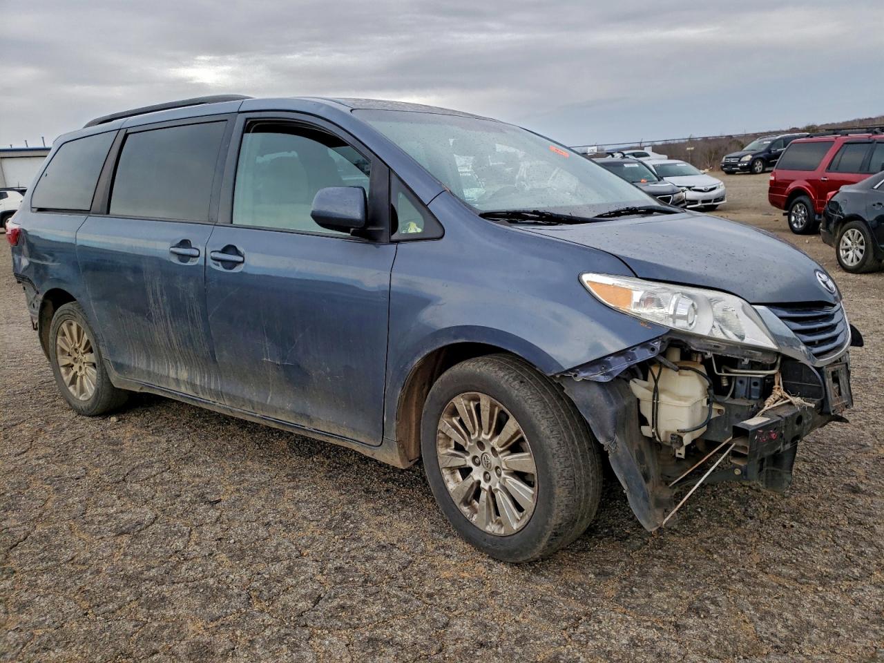 Toyota Sienna Le Image 3