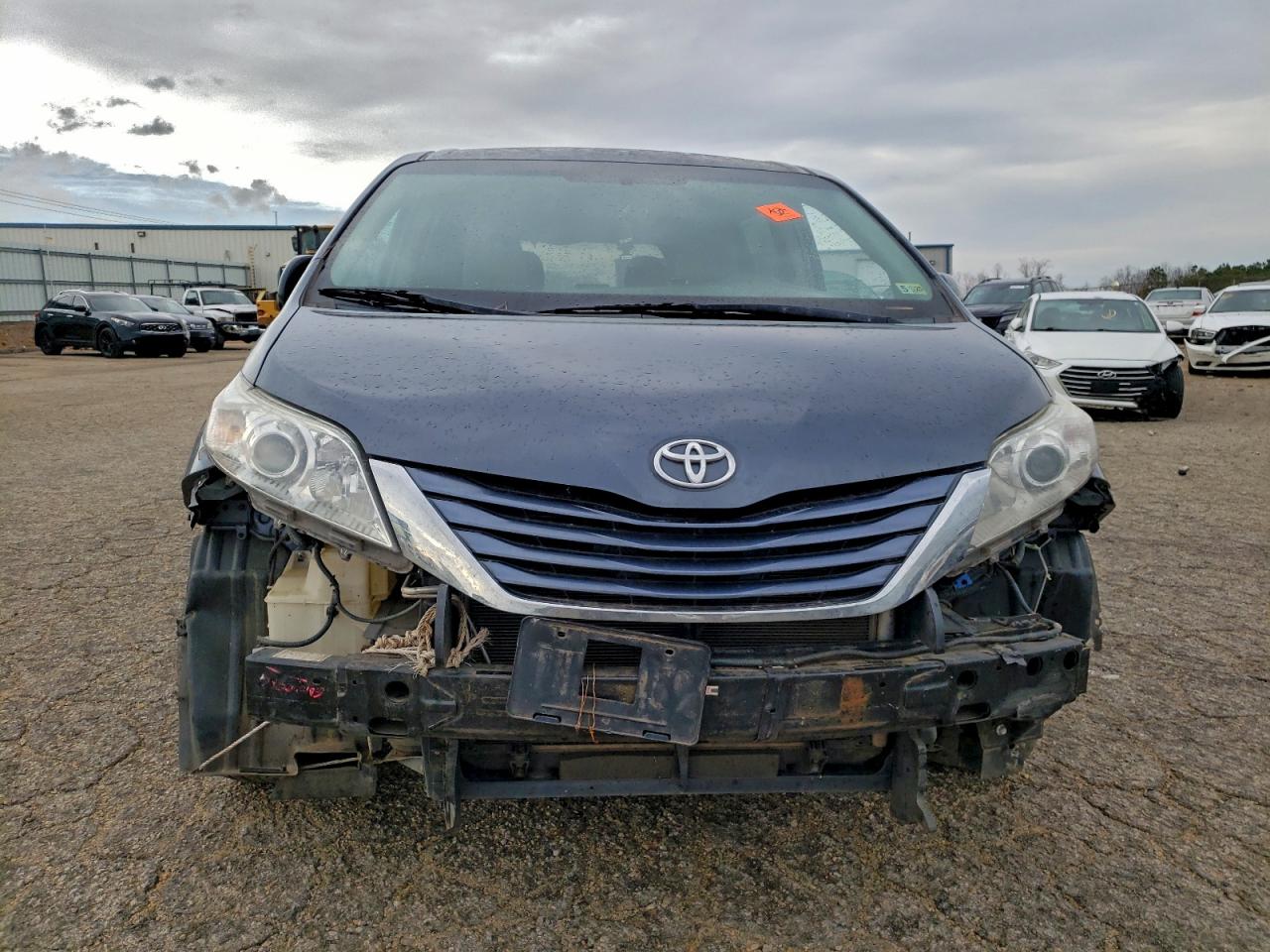 Toyota Sienna Le Image 5